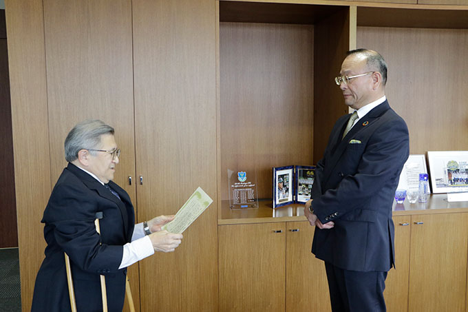 理事長 金井より感謝状の贈呈
